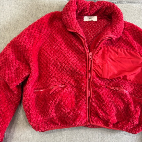 Red Fuzzy Textured Zip-Up Cropped Jacket - Picture 3 of 10